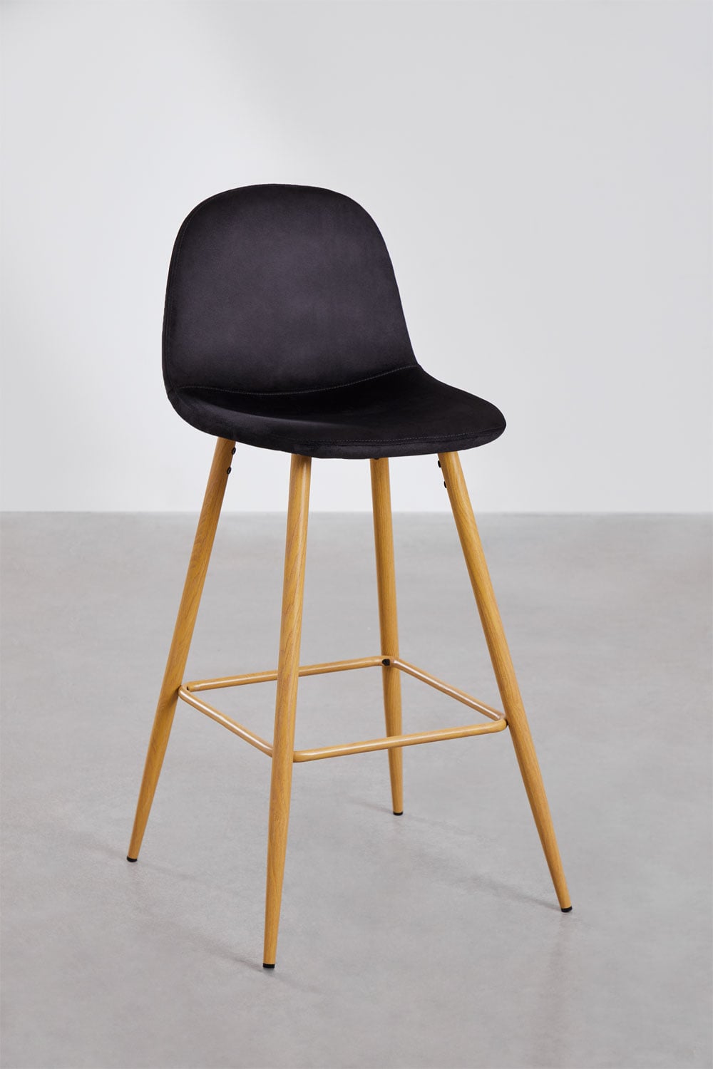 Set van 2 hoge krukken 75 cm van zwart fluweel en natuurlijk hout afgewerkte poten Glamm, galerij beeld 1