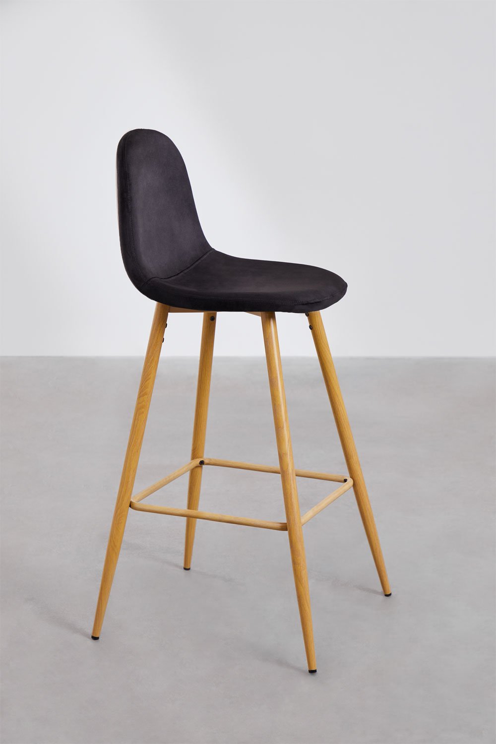 Set van 2 hoge krukken 75 cm van zwart fluweel en natuurlijk hout afgewerkte poten Glamm, galerij beeld 2