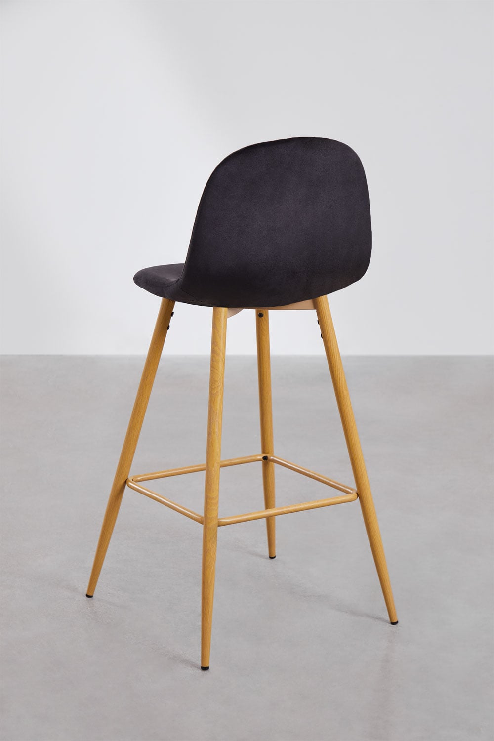 Set van 2 hoge krukken 75 cm van zwart fluweel en natuurlijk hout afgewerkte poten Glamm, galerij beeld 3