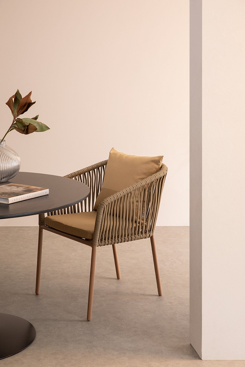 Pakket van 2 Arhiza Classic eetkamerstoelen met armleuningen in aluminium en gevlochten touw, galerij beeld 1