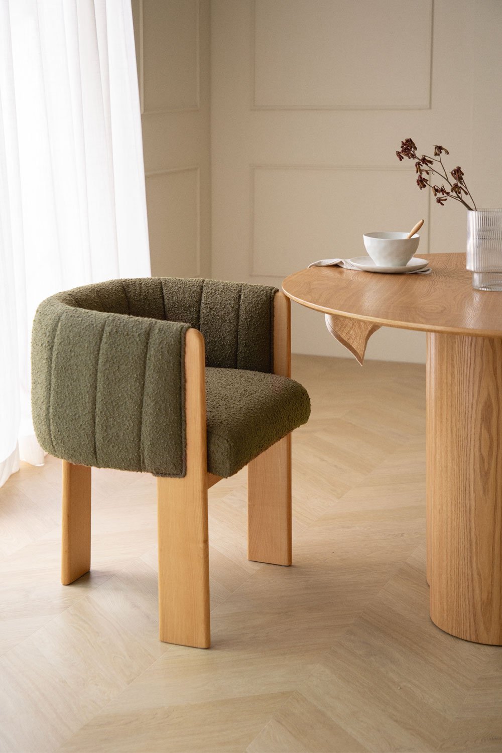 Set van 2 eetkamerstoelen in essenhout en Leo bouclé stof, galerij beeld 1