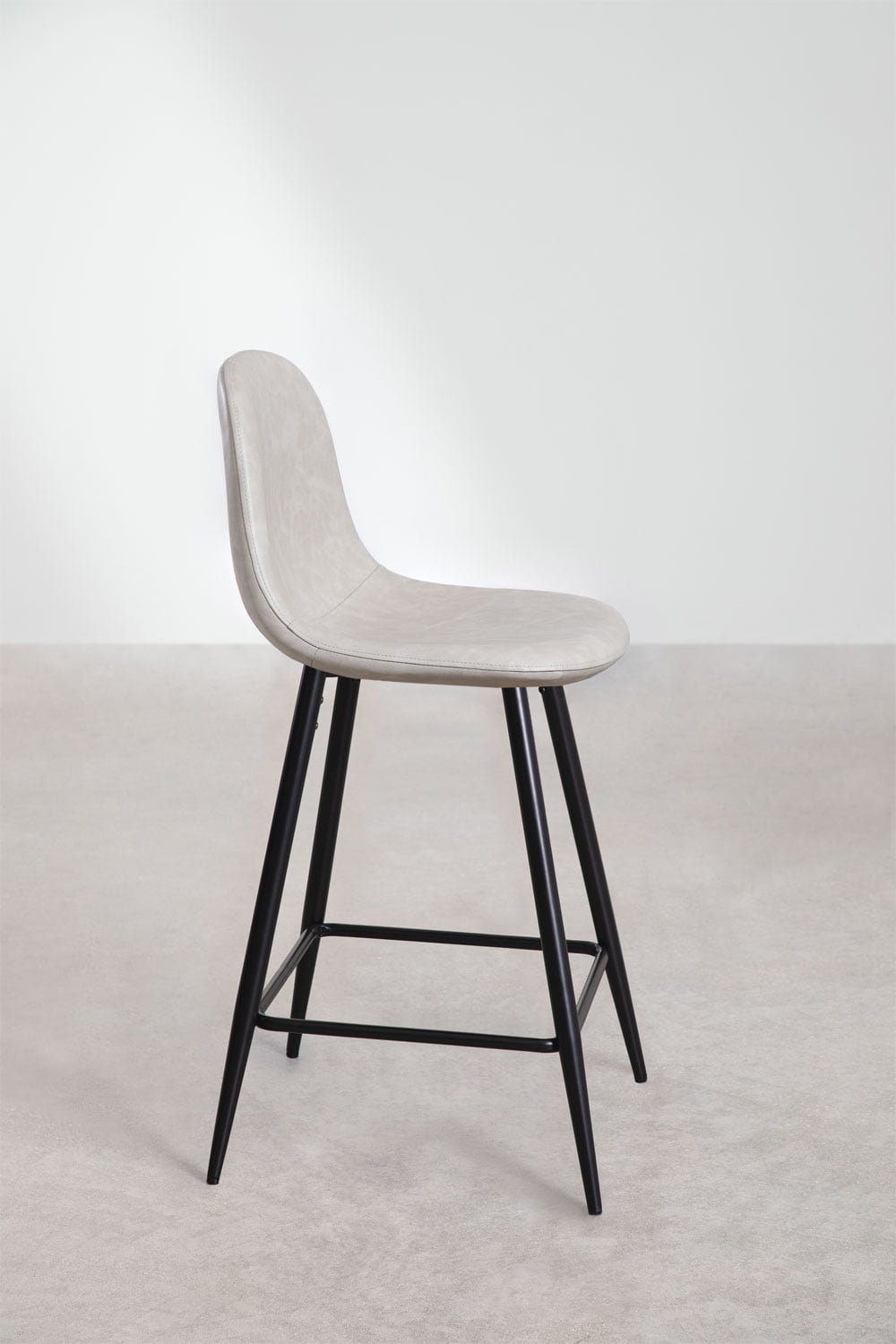 Set van 4 hoge krukken 65 cm van licht taupe grijs kunstleer en zwarte poten Glamm, galerij beeld 3