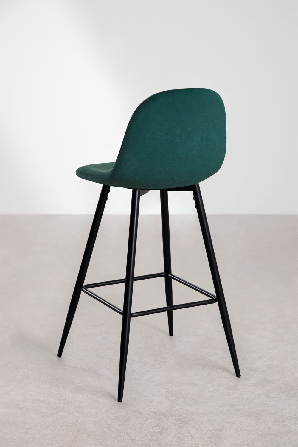 Set van 2 hoge krukken 75 cm van jungle groen fluweel en zwarte poten Glamm, galerij beeld 4