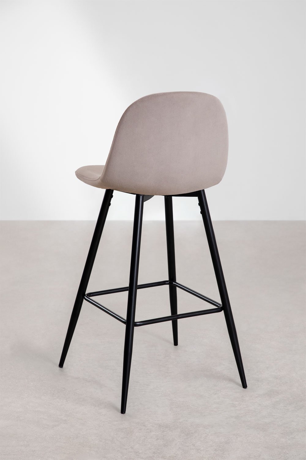 Set van 4 hoge krukken 75 cm van taupe grijs fluweel en zwarte poten Glamm, galerij beeld 4