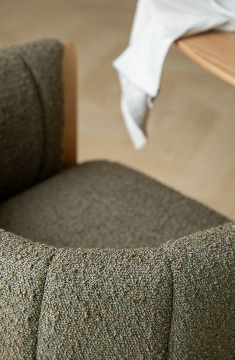 Set van 2 eetkamerstoelen in essenhout en Leo bouclé stof, galerij beeld 2