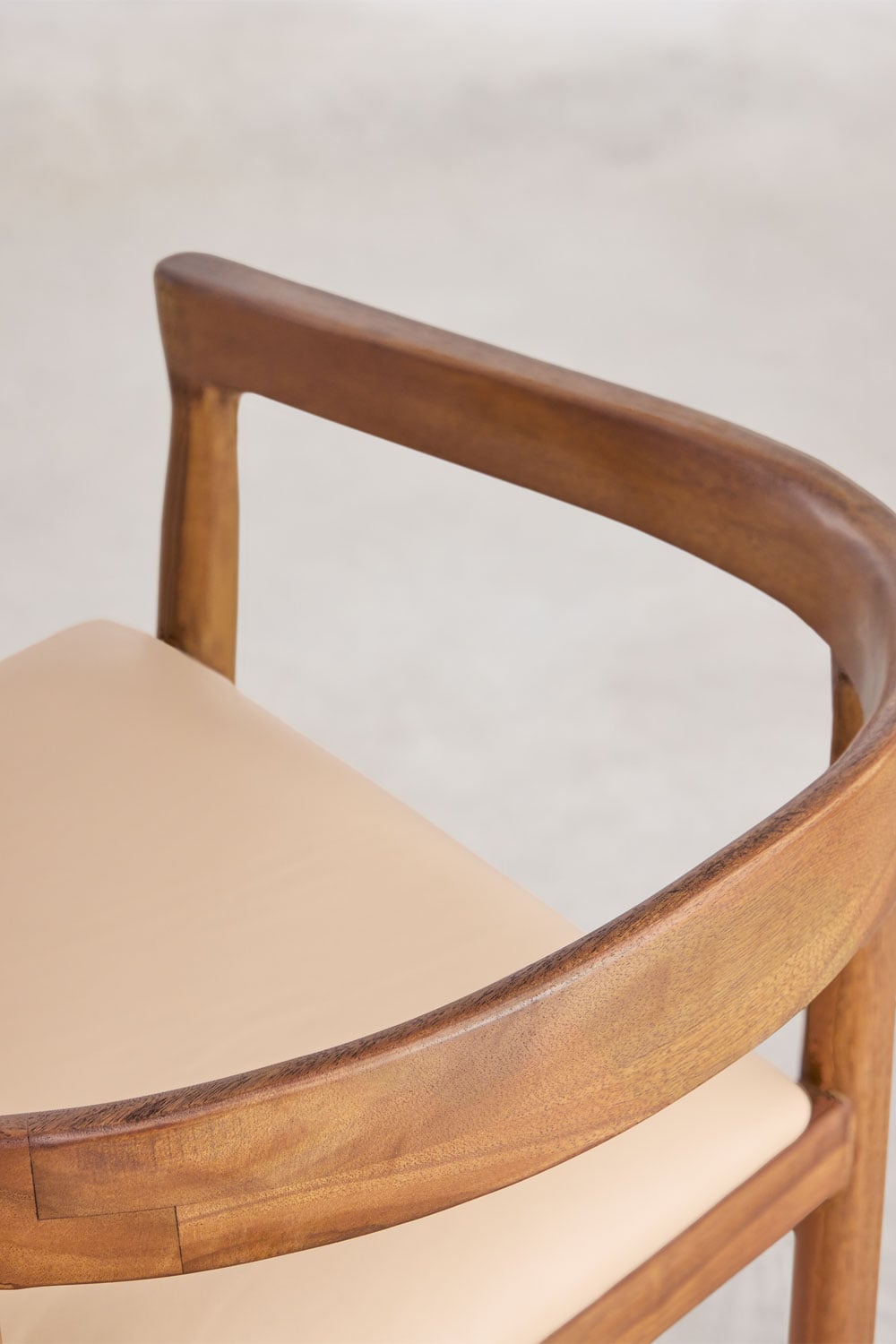 Set van 2 hoge krukken 70 cm van teakhout en vintage beige leer Visby, galerij beeld 5