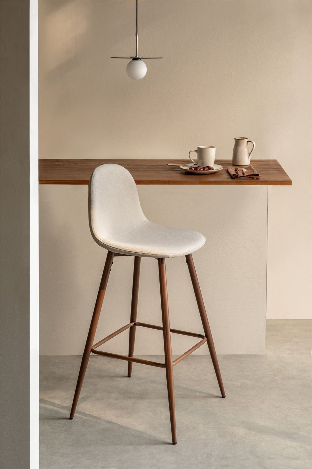Hoge kruk 75 cm van crèmewit stof en donker hout afgewerkte poten Glamm, galerij beeld 1
