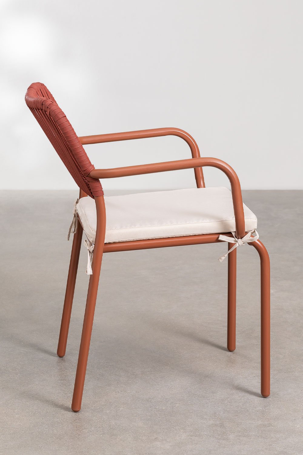 Pakket van 2 stapelbare eetkamerstoelen met armleuningen in aluminium en gevlochten touw Arhiza , galerij beeld 4