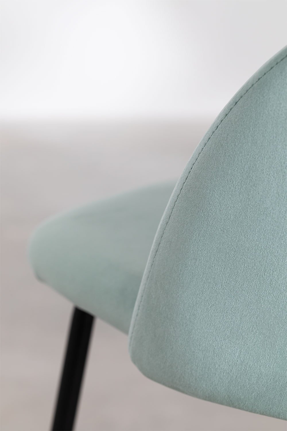 Set van 2 hoge krukken 75 cm van sparren groen fluweel en zwarte poten Kana Design, galerij beeld 5