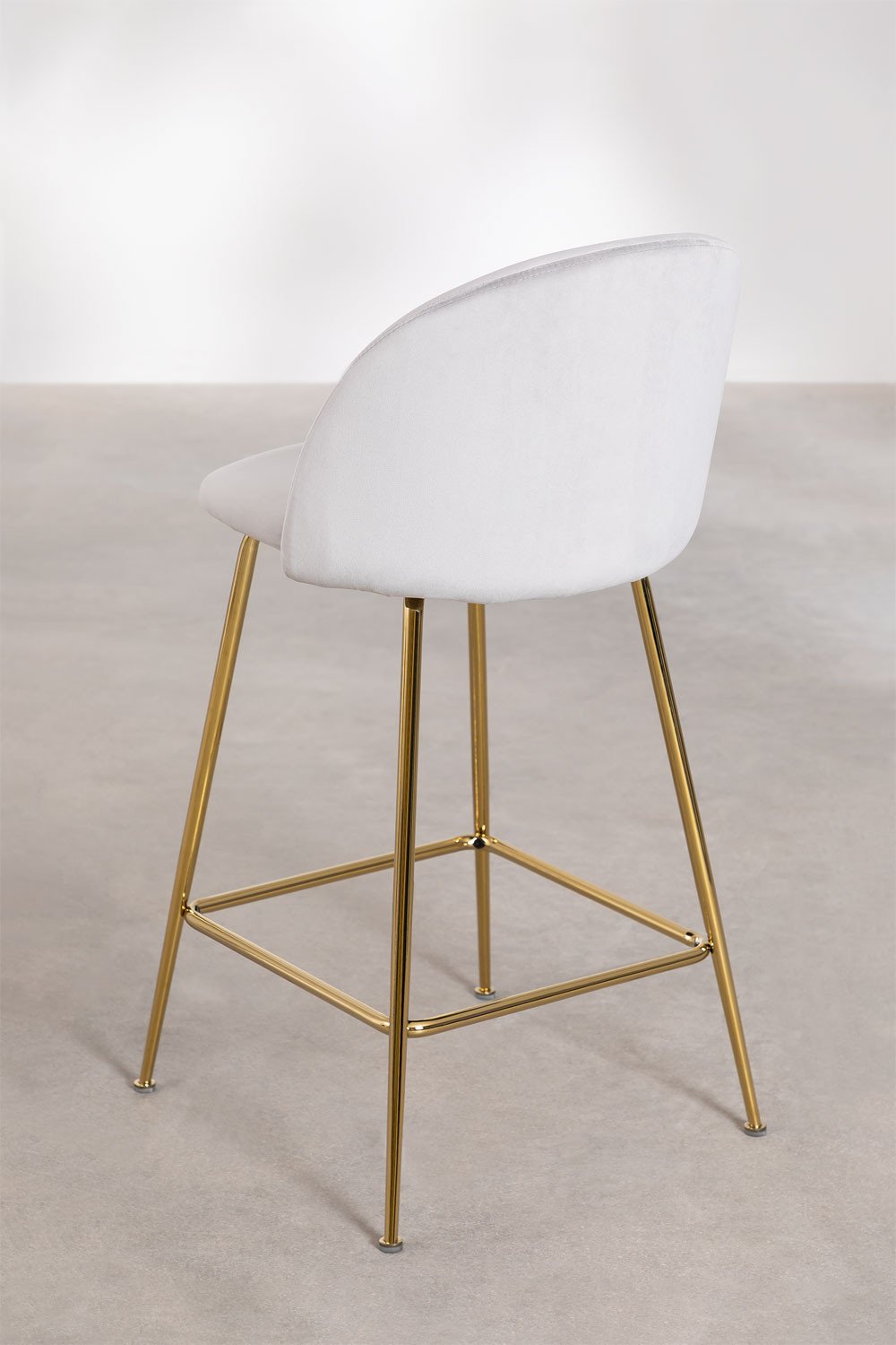 Set van 4 hoge krukken 65 cm van parelgrijs fluweel en gouden poten Kana Design, galerij beeld 3