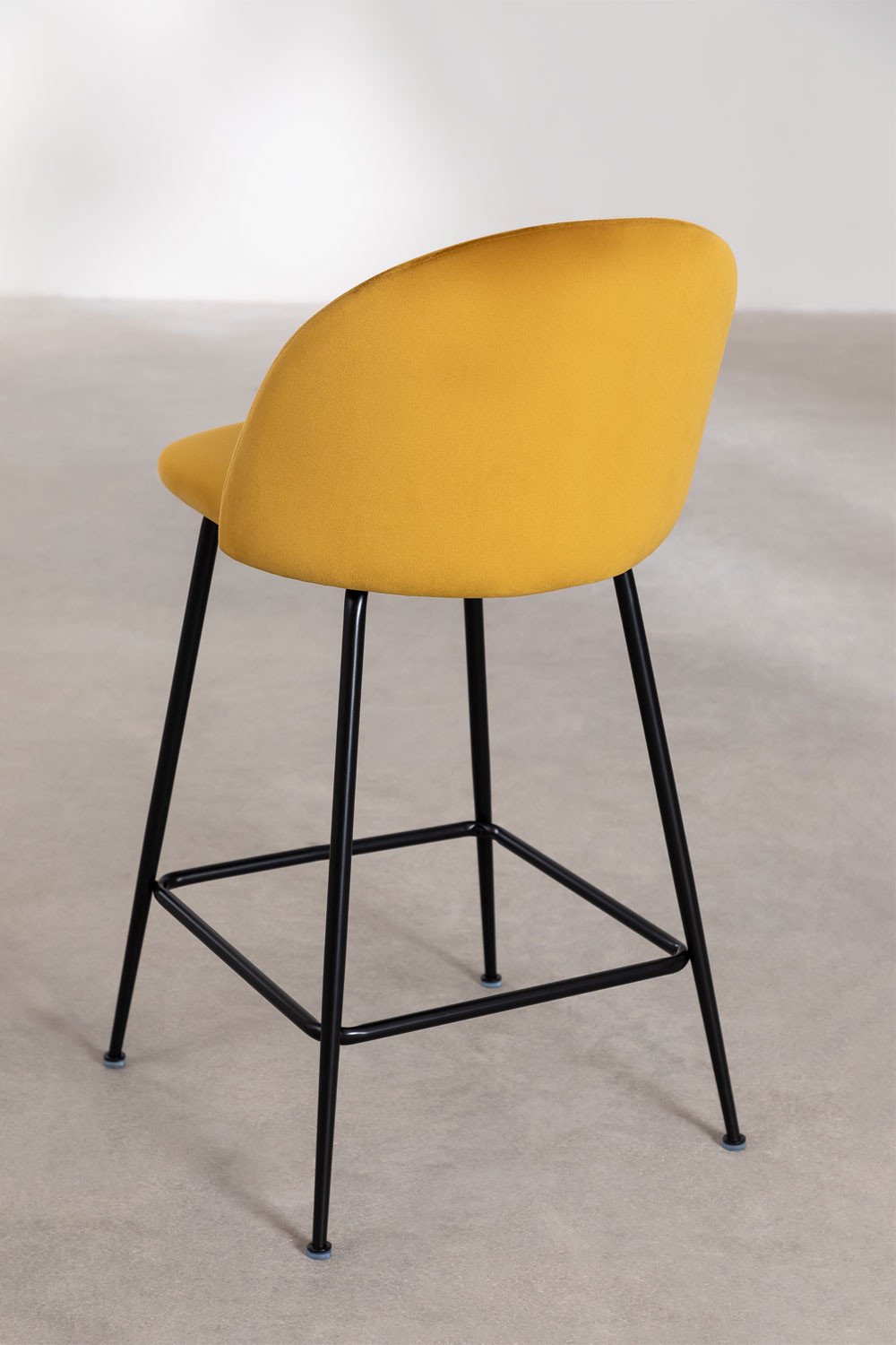 Set van 4 hoge krukken 65 cm van mosterd geel fluweel en zwarte poten Kana Design, galerij beeld 4