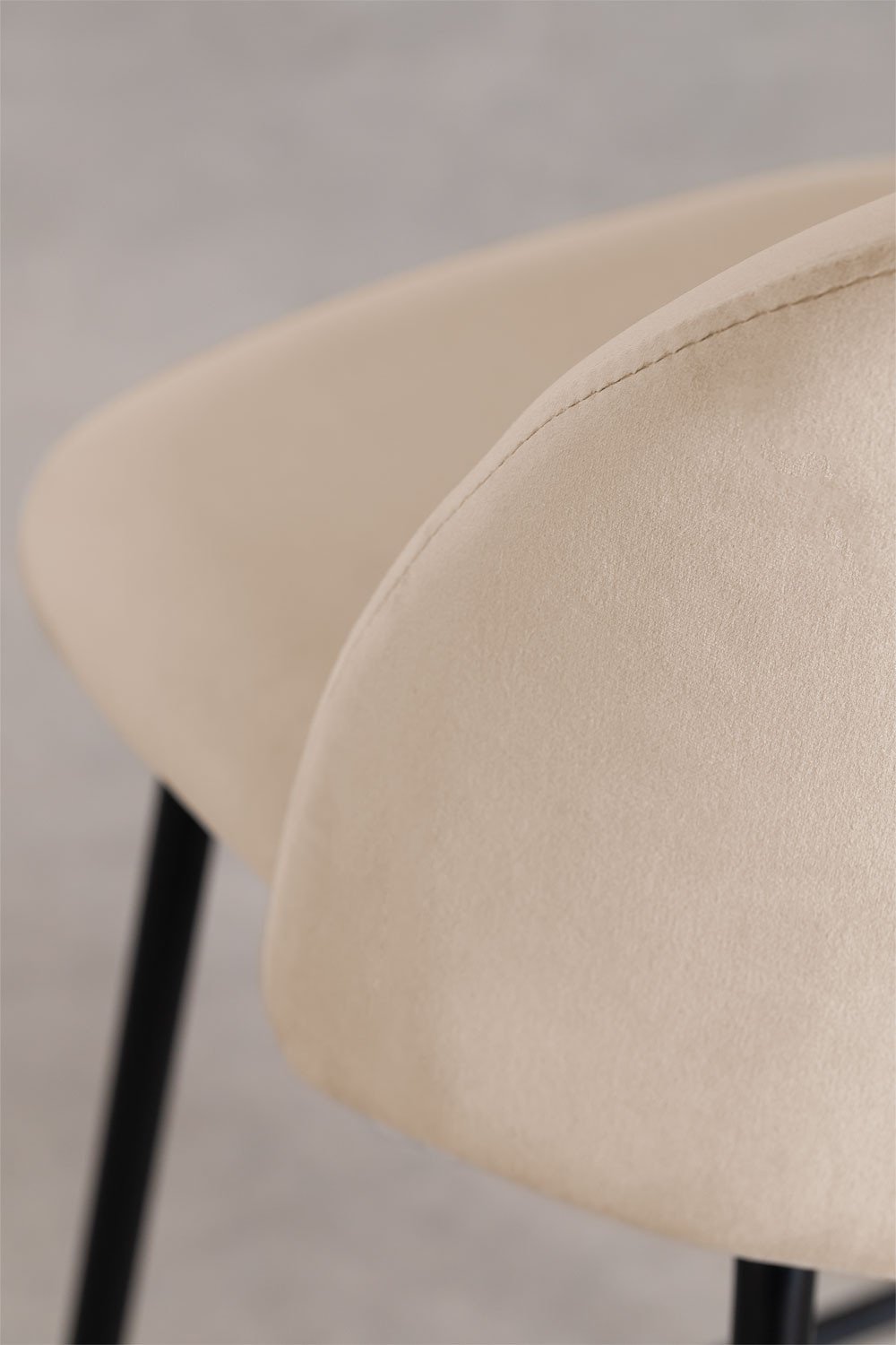 Set van 4 hoge krukken 65 cm van tarwebruin fluweel en zwarte poten Kana Design, galerij beeld 5