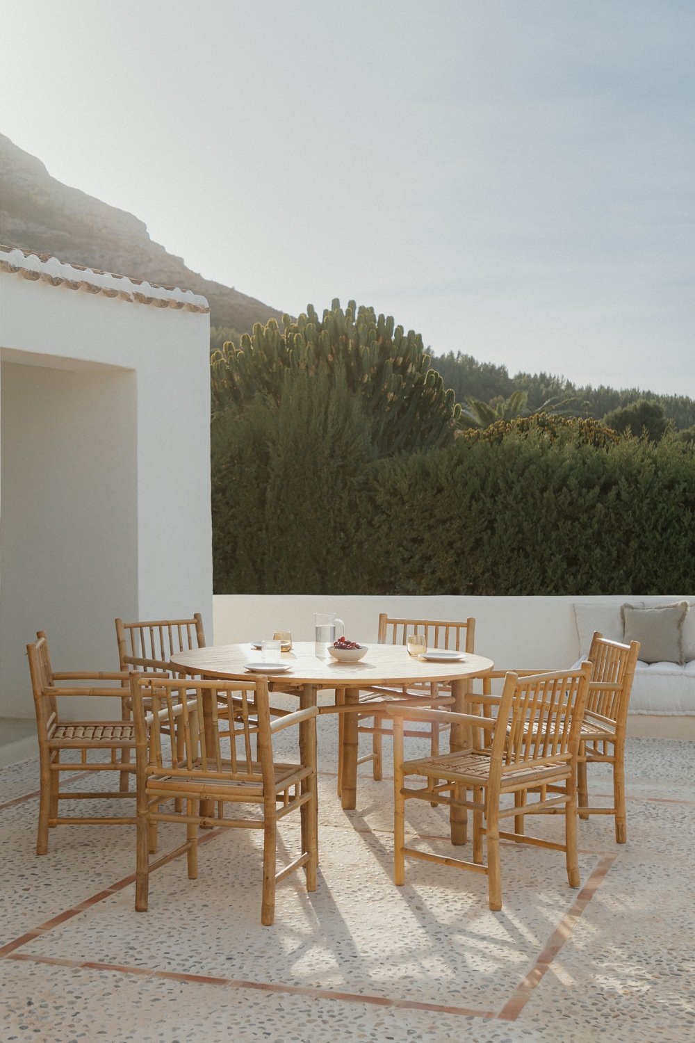 Set ronde tafel (Ø140 cm) en 6 tuinstoelen met armleuningen in Senia bamboe, galerij beeld 1