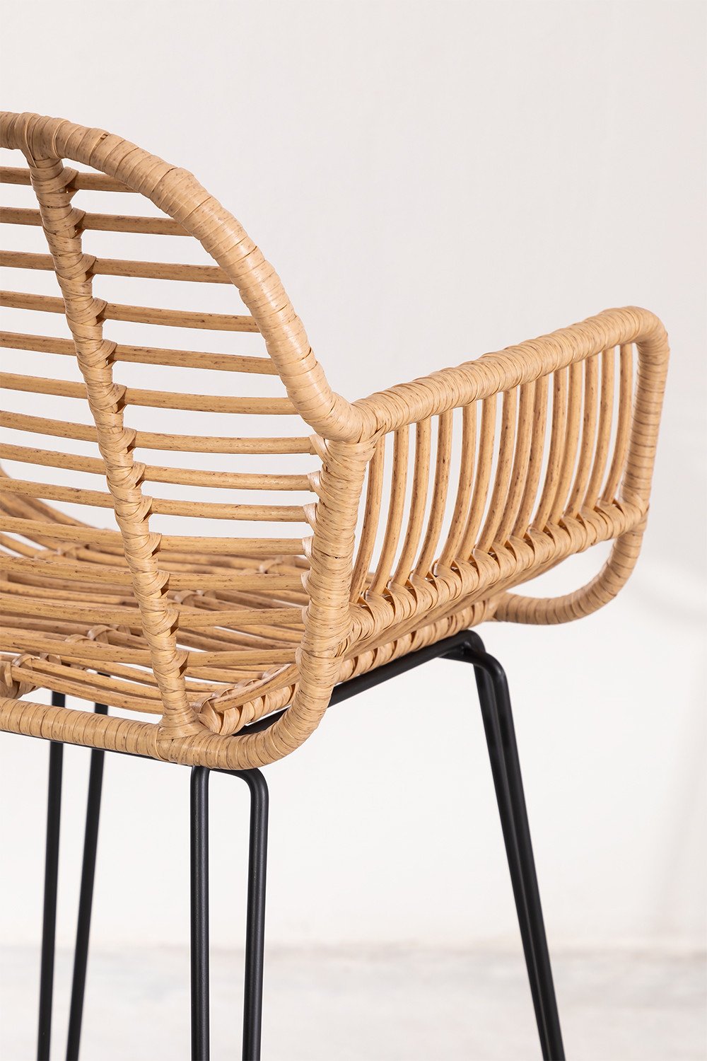 Set van 2 hoge tuinkrukken 75 cm van synthetisch rotan en zwart ijzer Eska, galerij beeld 5