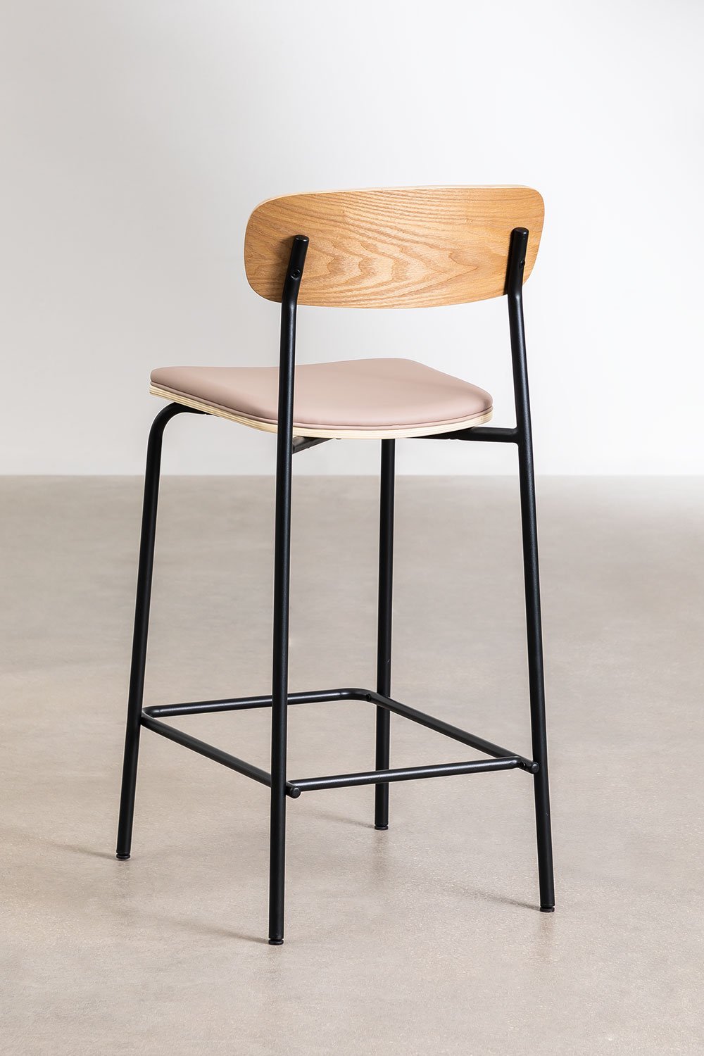 Set van 4 hoge krukken 65 cm van zwart afgewerkt ijzer, tarwebruin kunstleer en hout Wilpier, galerij beeld 4