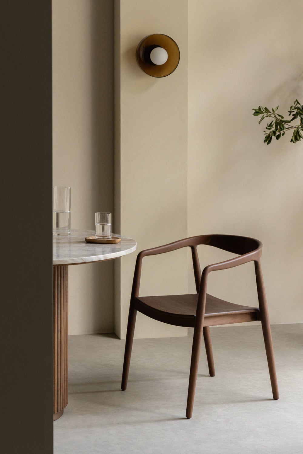 Set van 2 eetkamerstoelen met armleuningen van teakhout Rokan, galerij beeld 1