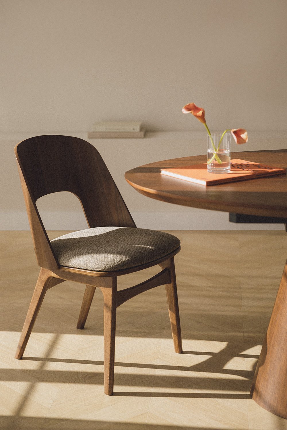 Set van 4 eetkamerstoelen bekleed met Juna hout, galerij beeld 1