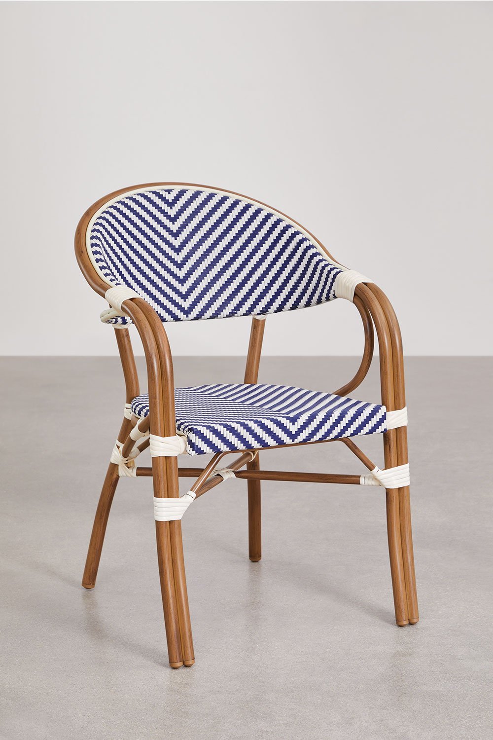 Brielle Bistroset van ronde tafel 80 cm en 2 stapelbare aluminium tuinstoelen met armleuningen, galerij beeld 6