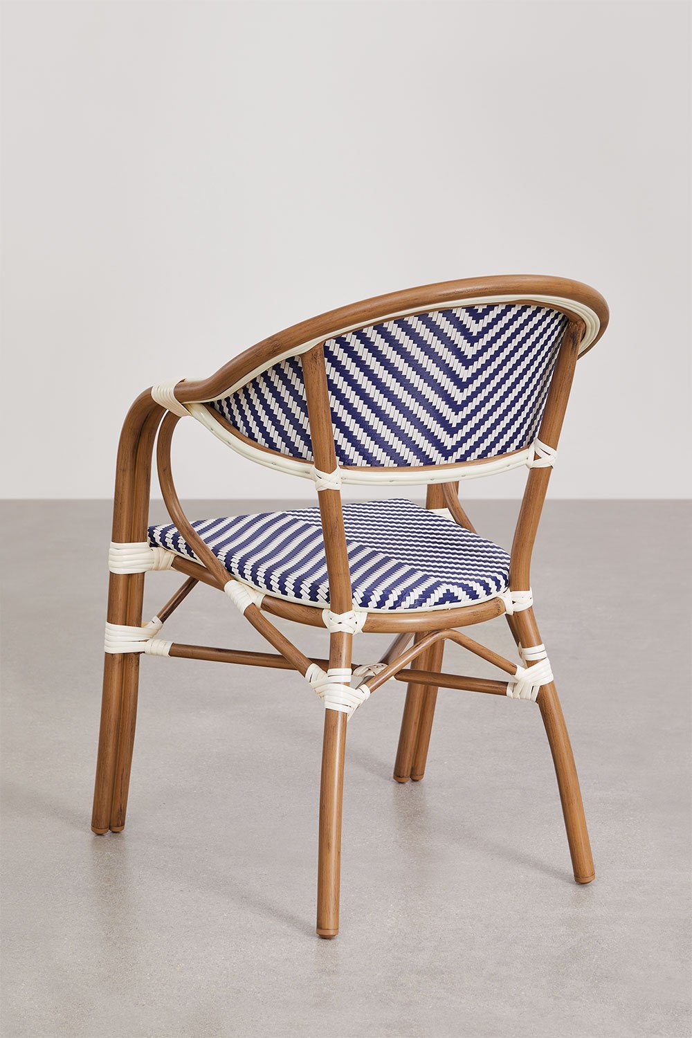 Brielle Bistroset van ronde tafel 80 cm en 2 stapelbare aluminium tuinstoelen met armleuningen, galerij beeld 8