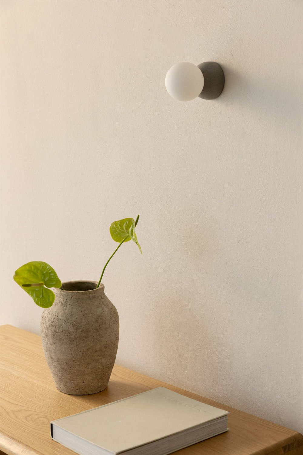 Cement wandlamp met Bublik kristallen bol  , galerij beeld 1