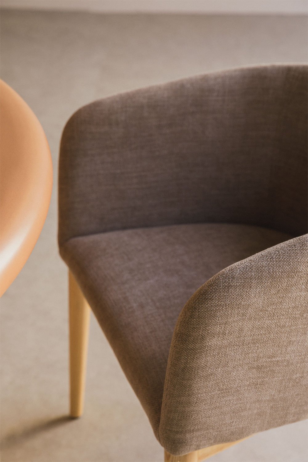 Set van 4 Bunia gestoffeerde eetkamerstoelen met armleuningen, galerij beeld 2