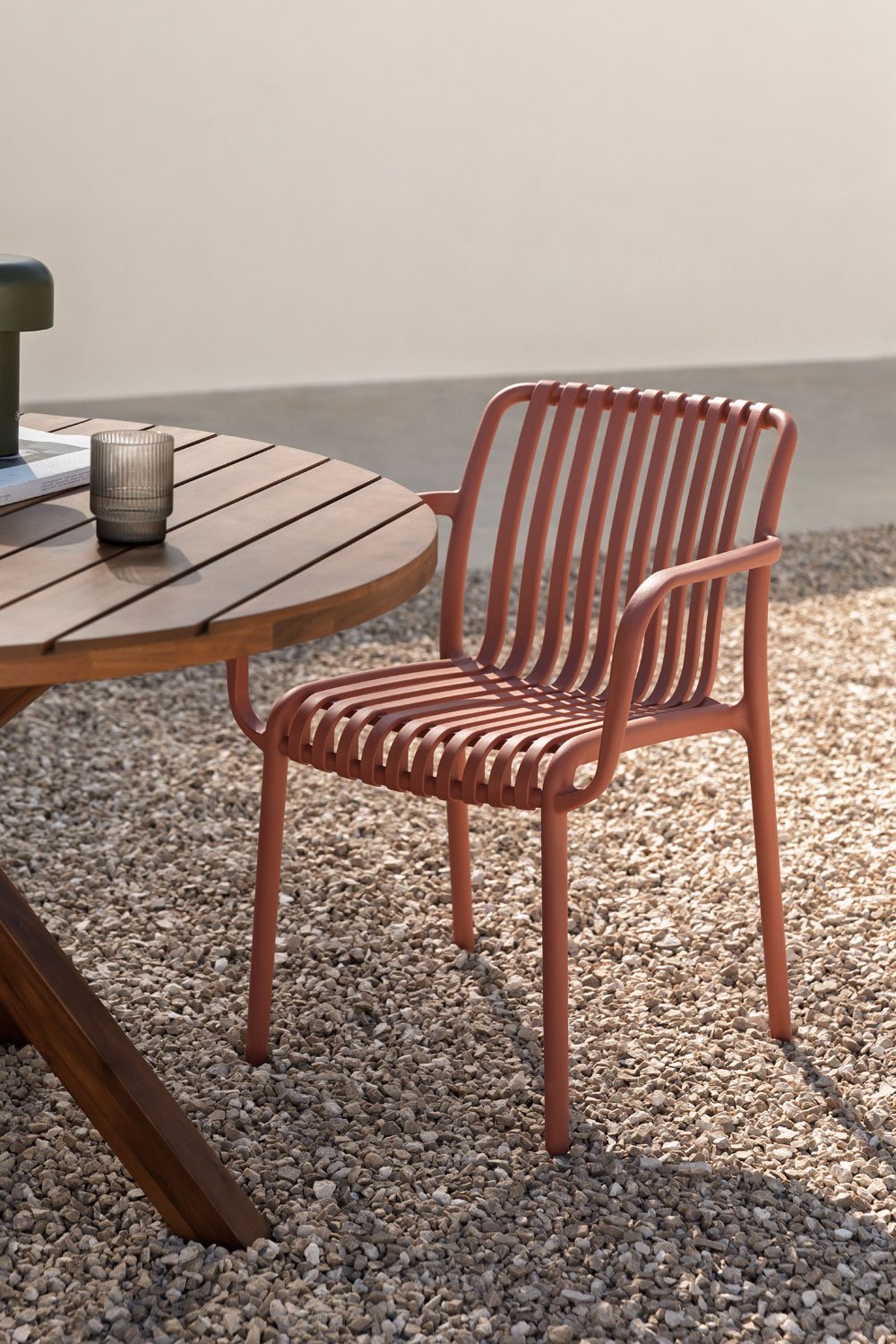 Verpakking van 4 Wendell polypropyleen tuinstoelen met armleuningen, galerij beeld 1