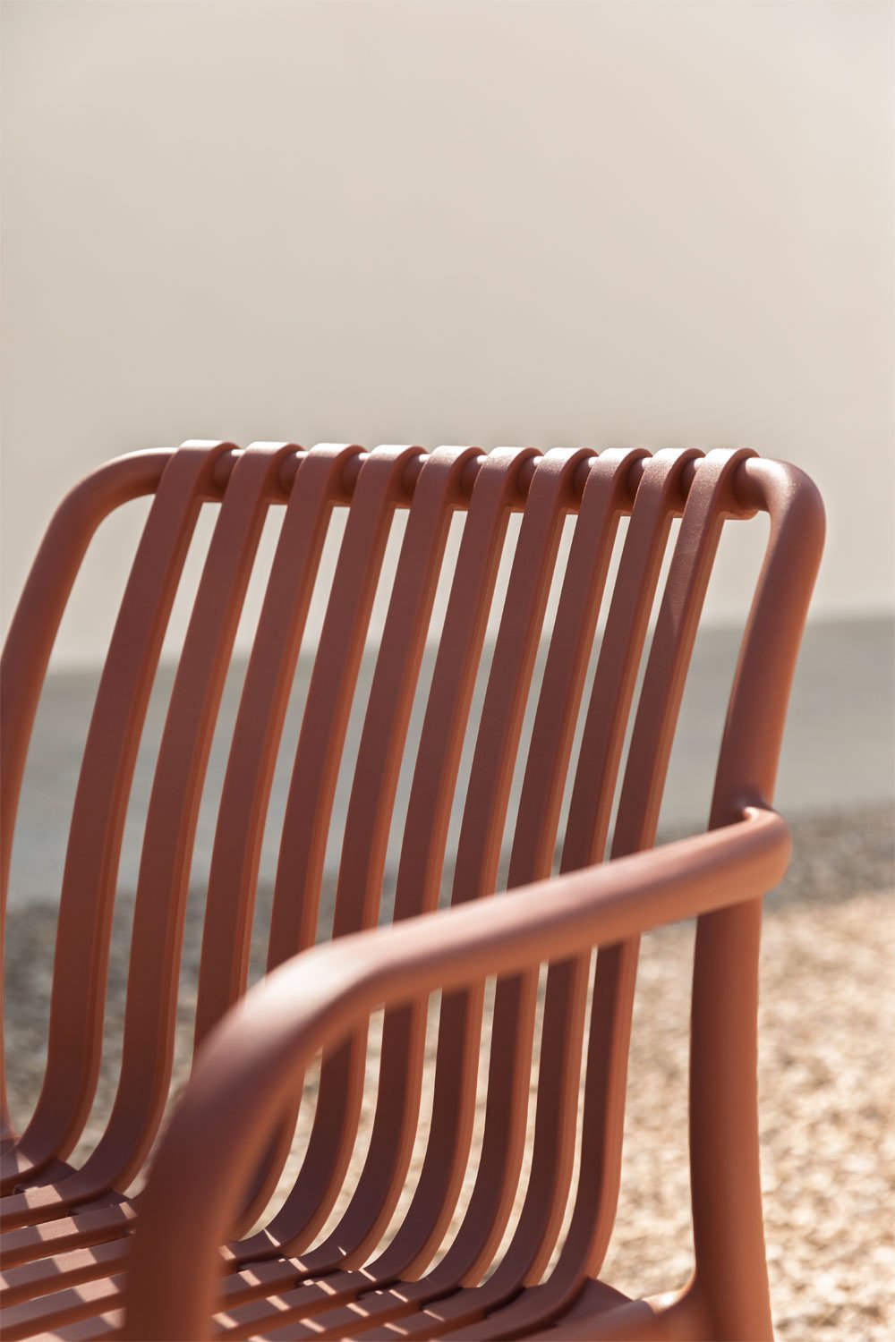 Verpakking van 4 Wendell polypropyleen tuinstoelen met armleuningen, galerij beeld 2