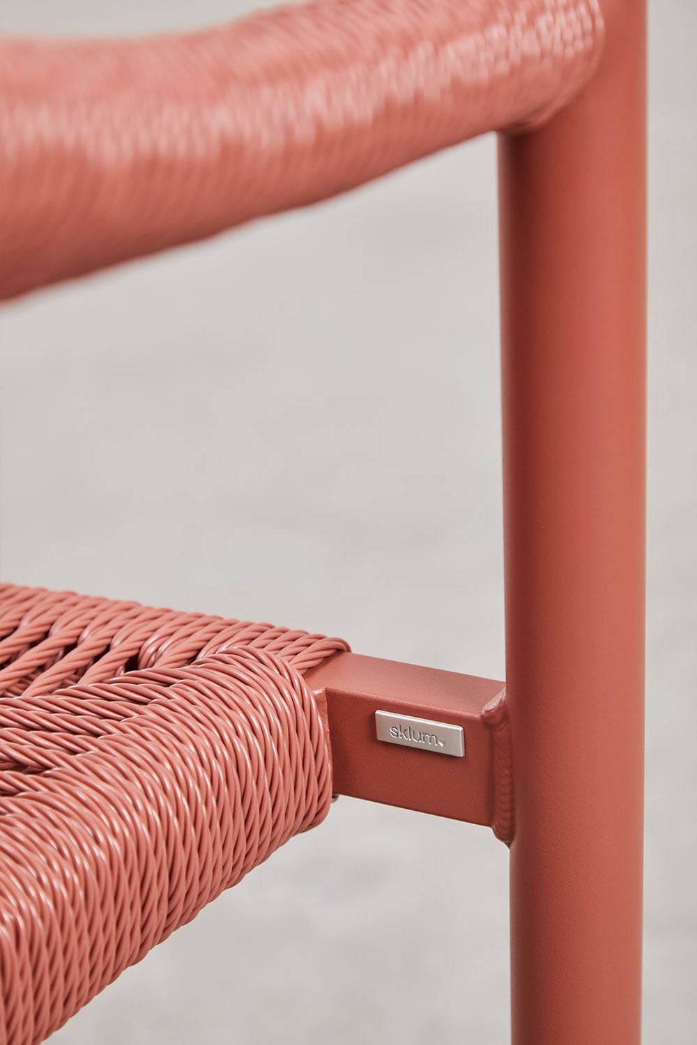 Set van 4 stapelbare eetkamerstoelen met armleuningen in aluminium en synthetisch rotan Amatria, galerij beeld 6