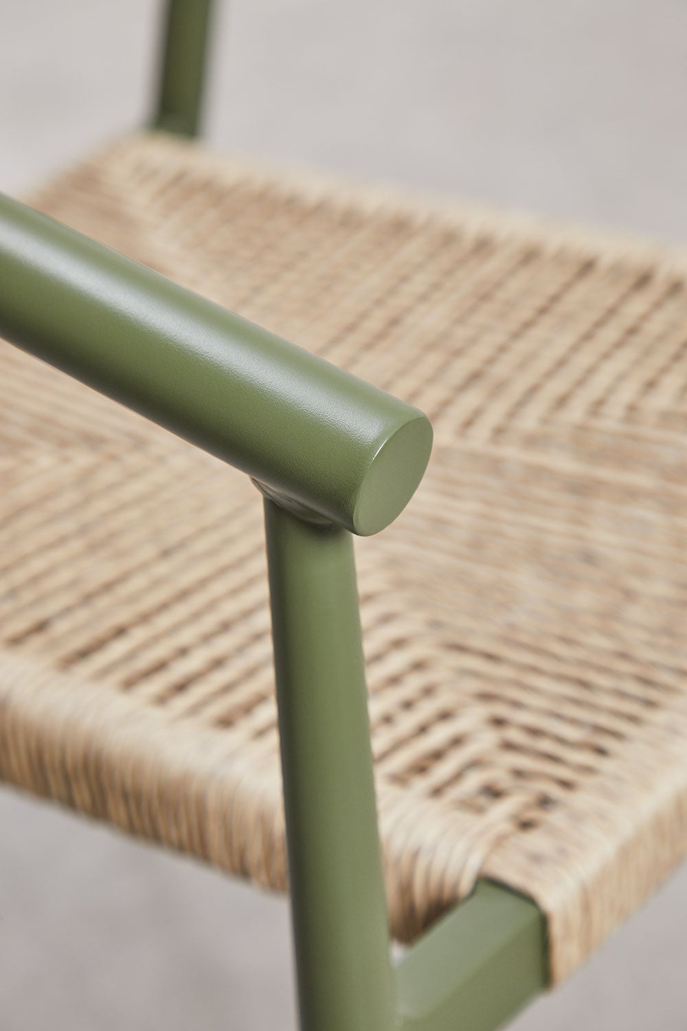 Set van 2 stapelbare eetkamerstoelen met armleuningen in aluminium en synthetisch rotan Marsha, galerij beeld 6