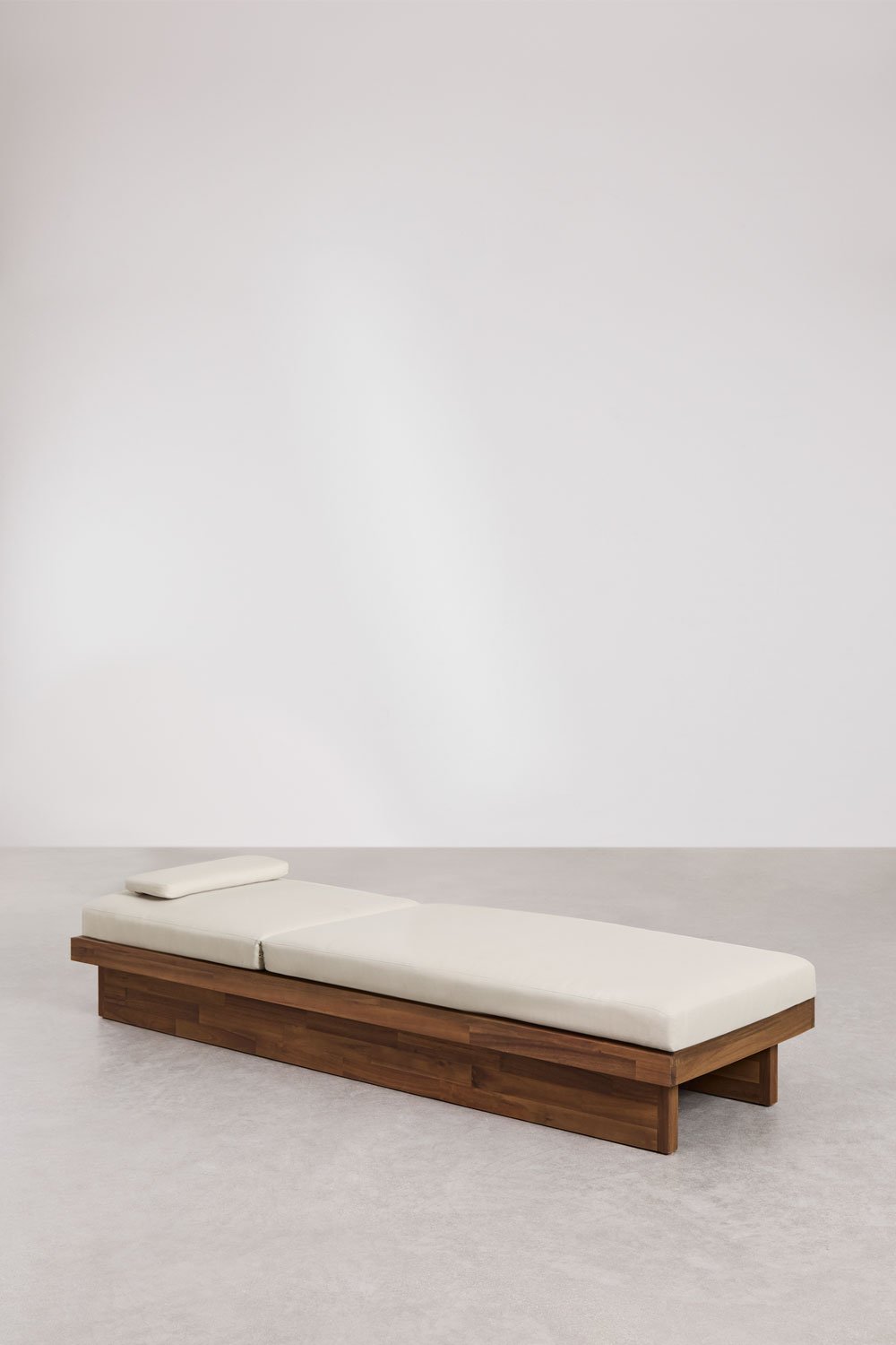 Ligbed van acaciahout met kussen Dailin, galerij beeld 4