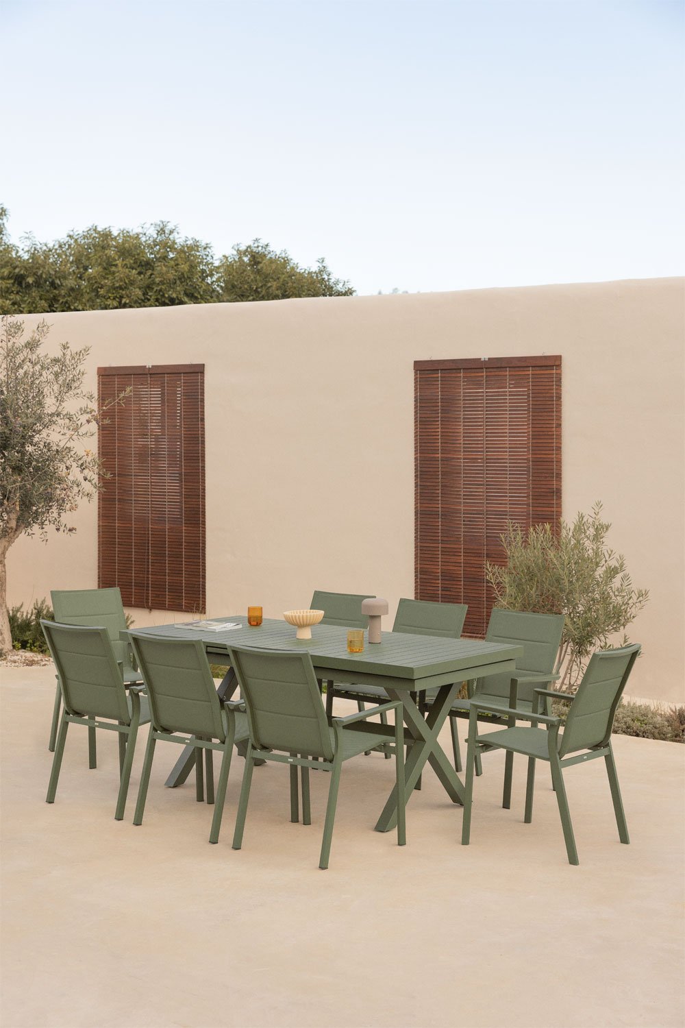 Uitschuifbare rechthoekige tafel 180-240x90 cm en 8 stapelbare tuinstoelen met armleuningen van aluminium Karena, galerij beeld 1
