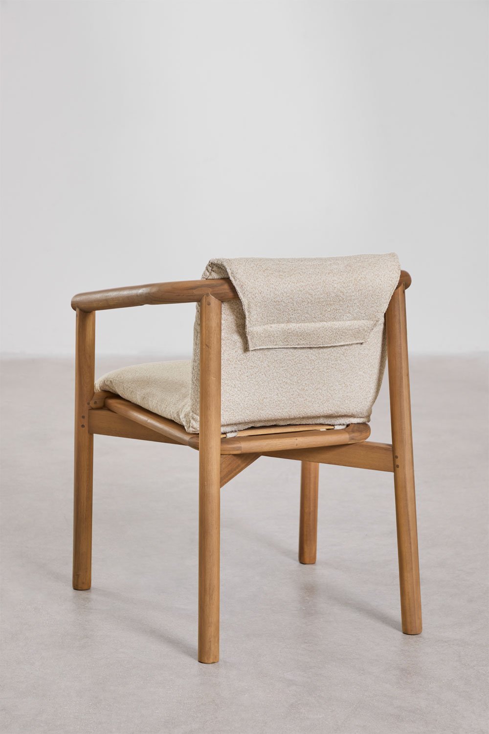 Set van ronde tafel Ø120 cm in acaciahout Ginara en 6 tuinstoelen met armleuningen in acaciahout Elmina, galerij beeld 7