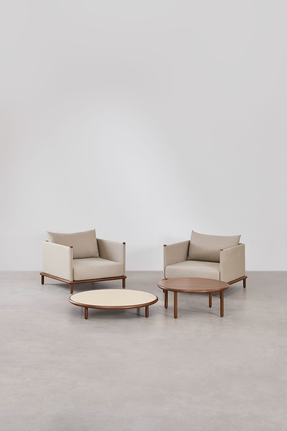 Woonkamerset met 2 fauteuils en 2 ronde salontafels in Olivia acaciahout, galerij beeld 1
