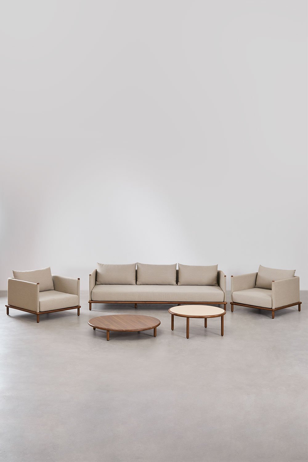 Woonkamerset met 3-zitsbank, 2 fauteuils en 2 ronde salontafels in Olivia acaciahout, galerij beeld 1