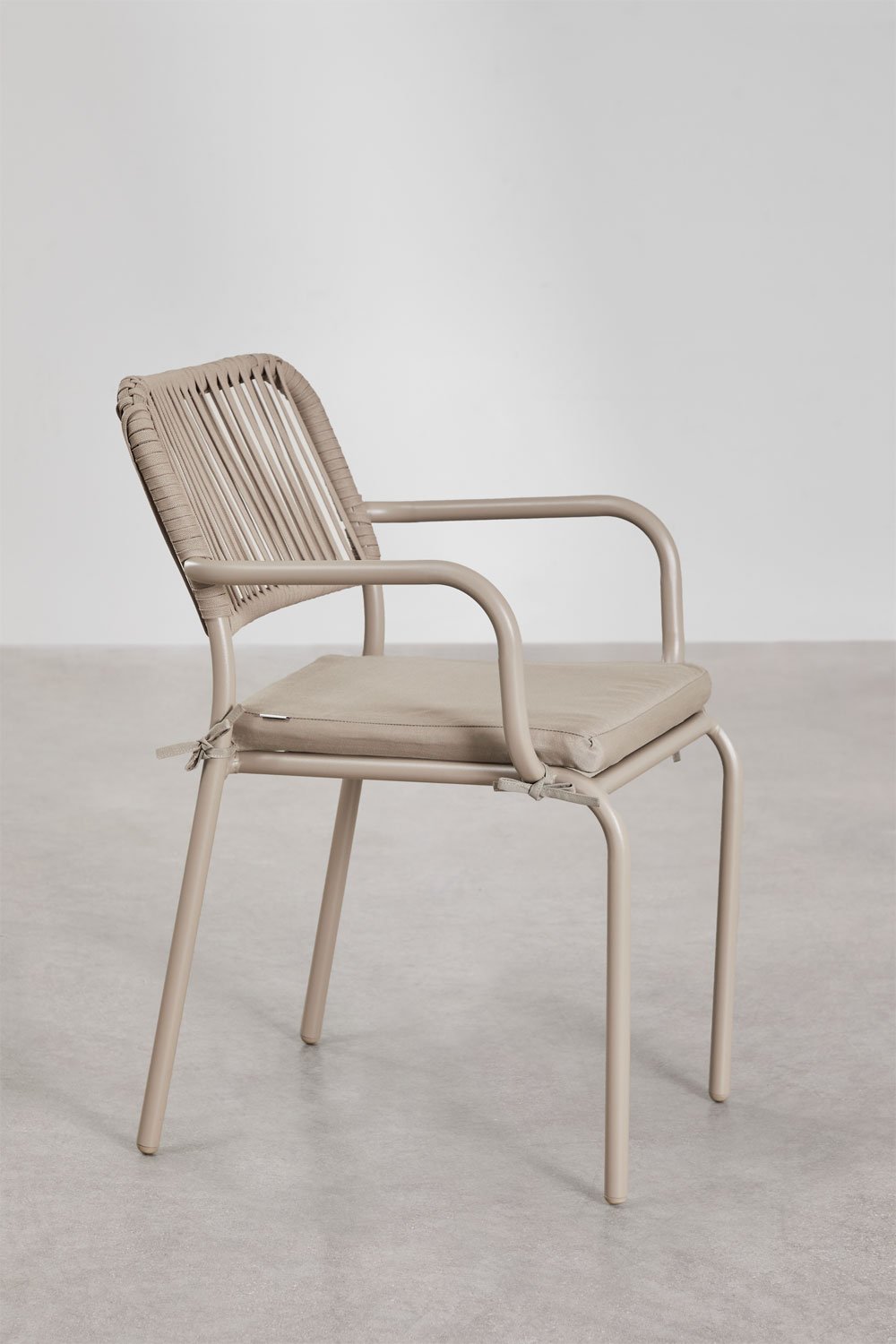 Pakket van 2 stapelbare eetkamerstoelen met armleuningen in aluminium en gevlochten touw Arhiza , galerij beeld 2