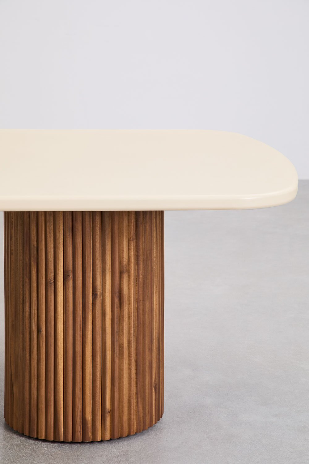 Rechthoekige tuintafel van cement en acaciahout Sirvon, galerij beeld 6