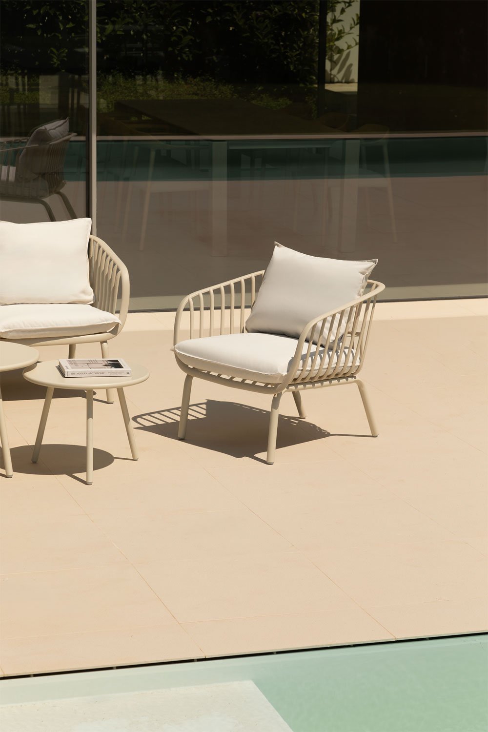 Tuinset met 2-zitsbank, 2 fauteuils en 2 salontafels van staal en polypropyleen Aradina, galerij beeld 2