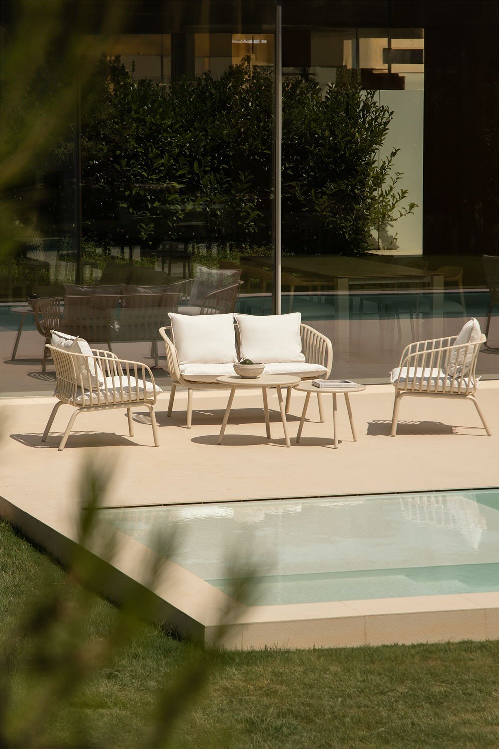 Tuinset met 2-zitsbank, 2 fauteuils en 2 salontafels van staal en polypropyleen Aradina, galerij beeld 1