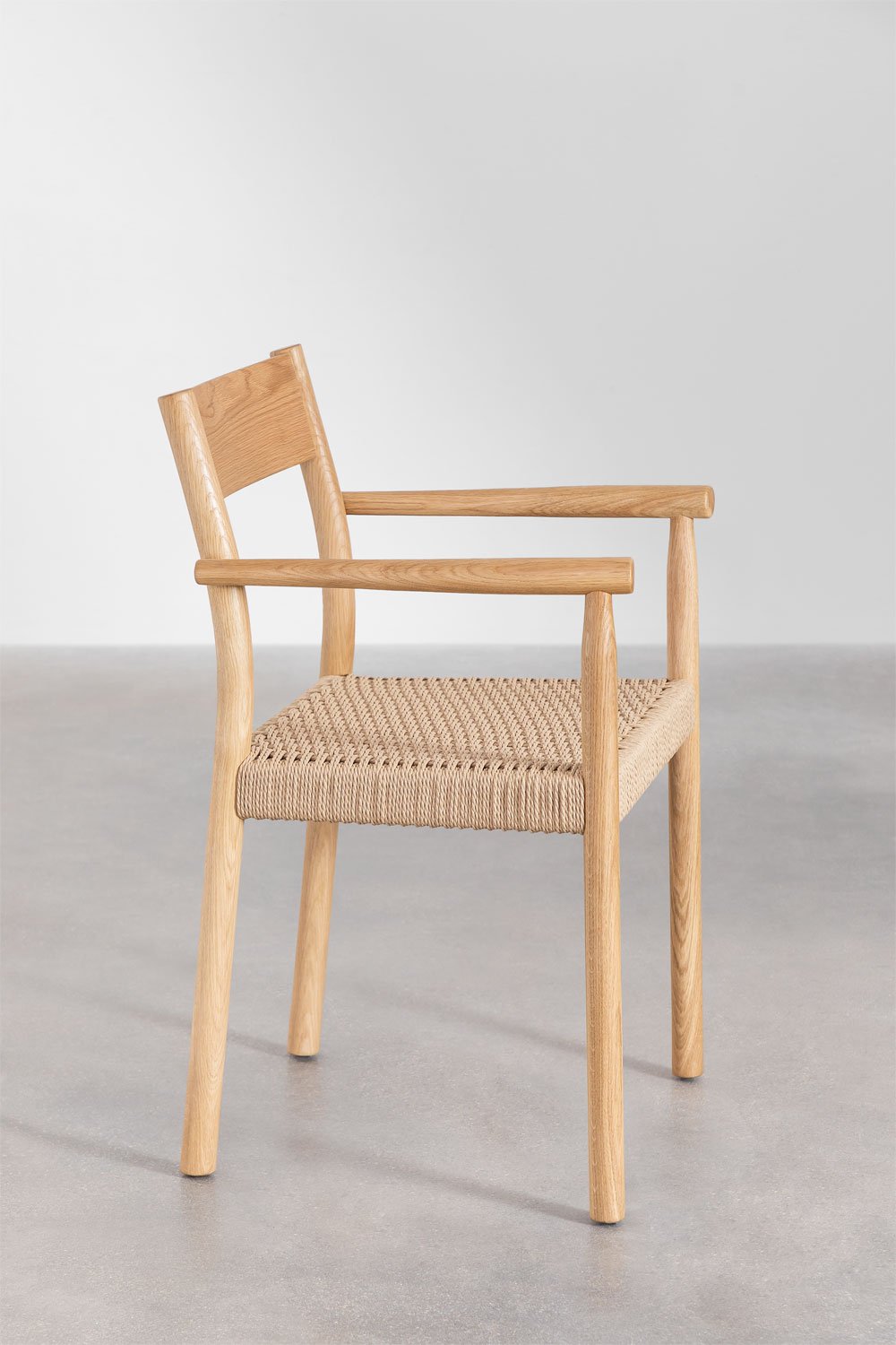 Set van een ronde tafel van 120 cm in Namara-cement en 4 tuinstoelen met armleuningen in Mara-eikenhout, galerij beeld 6