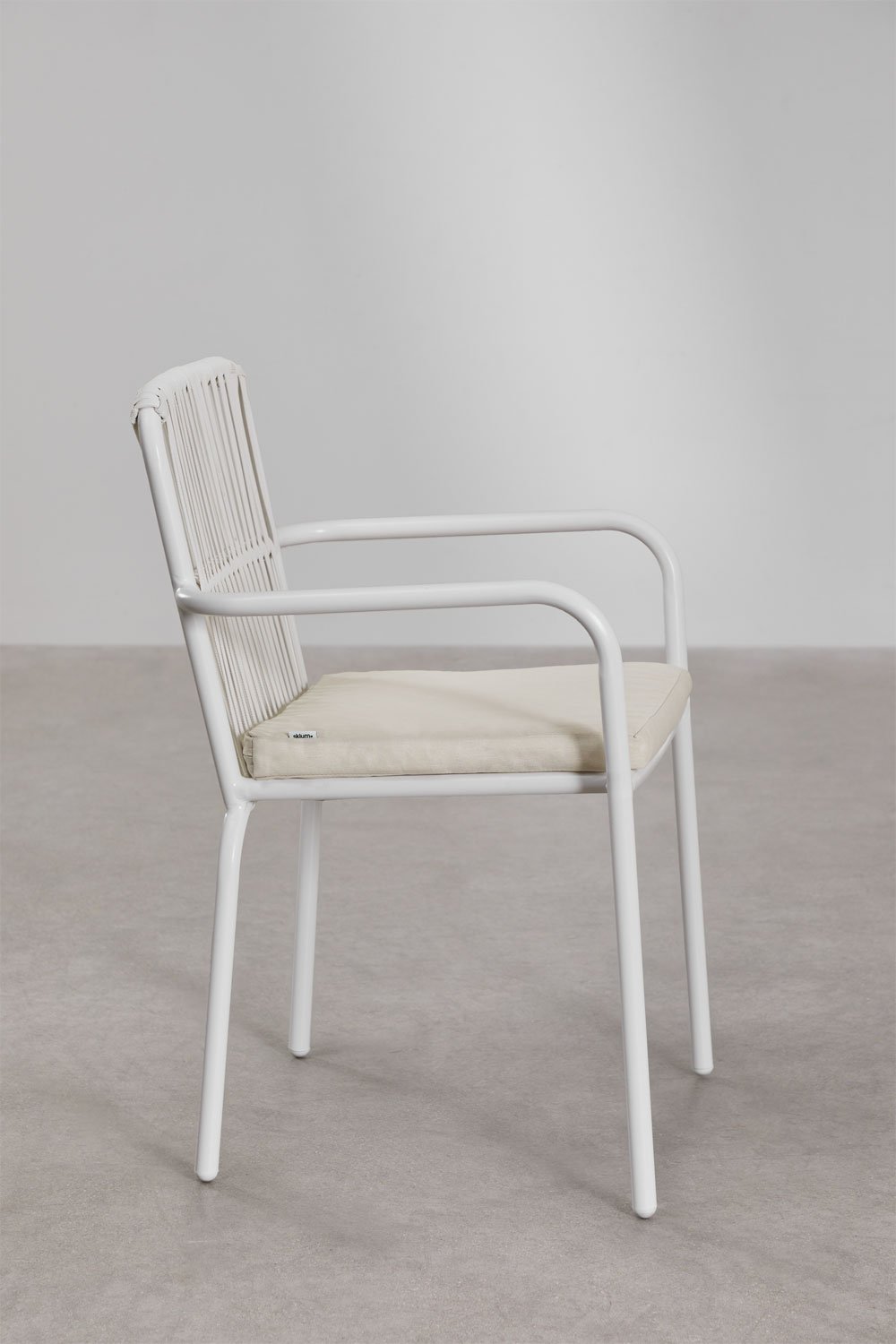 Set van vierkante tafel 90x90 cm in gesinterd steen en aluminium Inkeri en 4 stapelbare tuinstoelen met armleuningen Alberta, galerij beeld 6