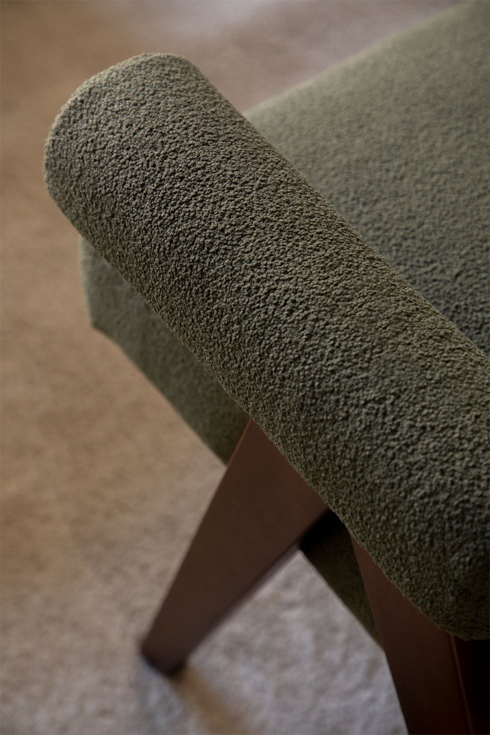 Lucca fauteuil in hout en boucléstof, galerij beeld 2