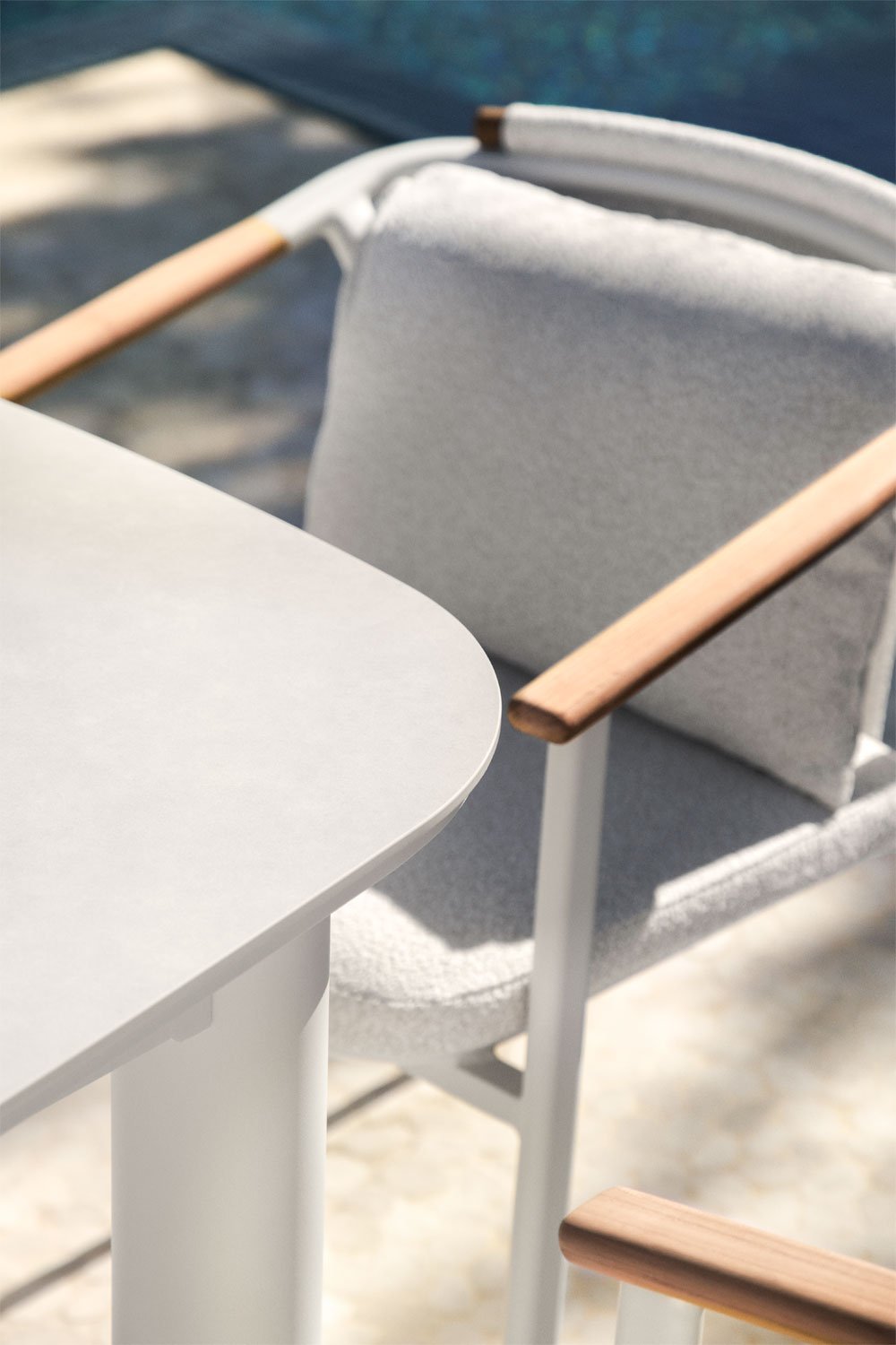Rechthoekige uitschuifbare tafelset 220-280x100 cm in Zinti-keramiek en 10 tuinstoelen in aluminium en Yervin bouclé-stof, galerij beeld 2