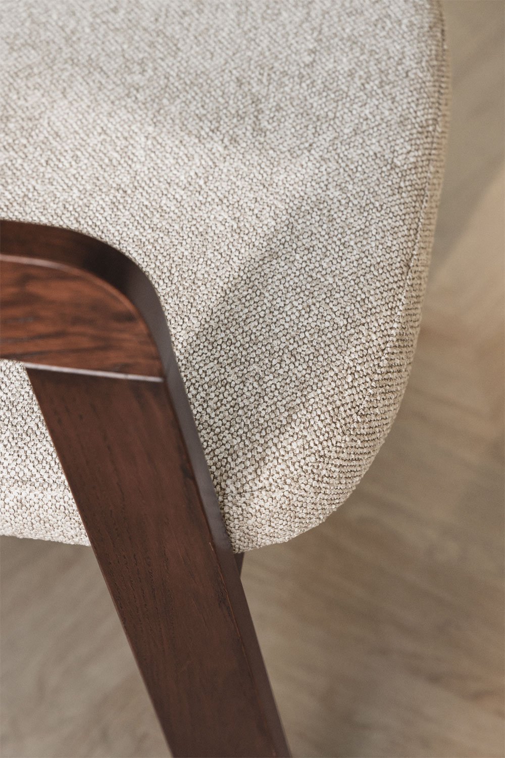 Set van 2 Yvone gestoffeerde eetkamerstoelen met houten armleuningen, galerij beeld 2