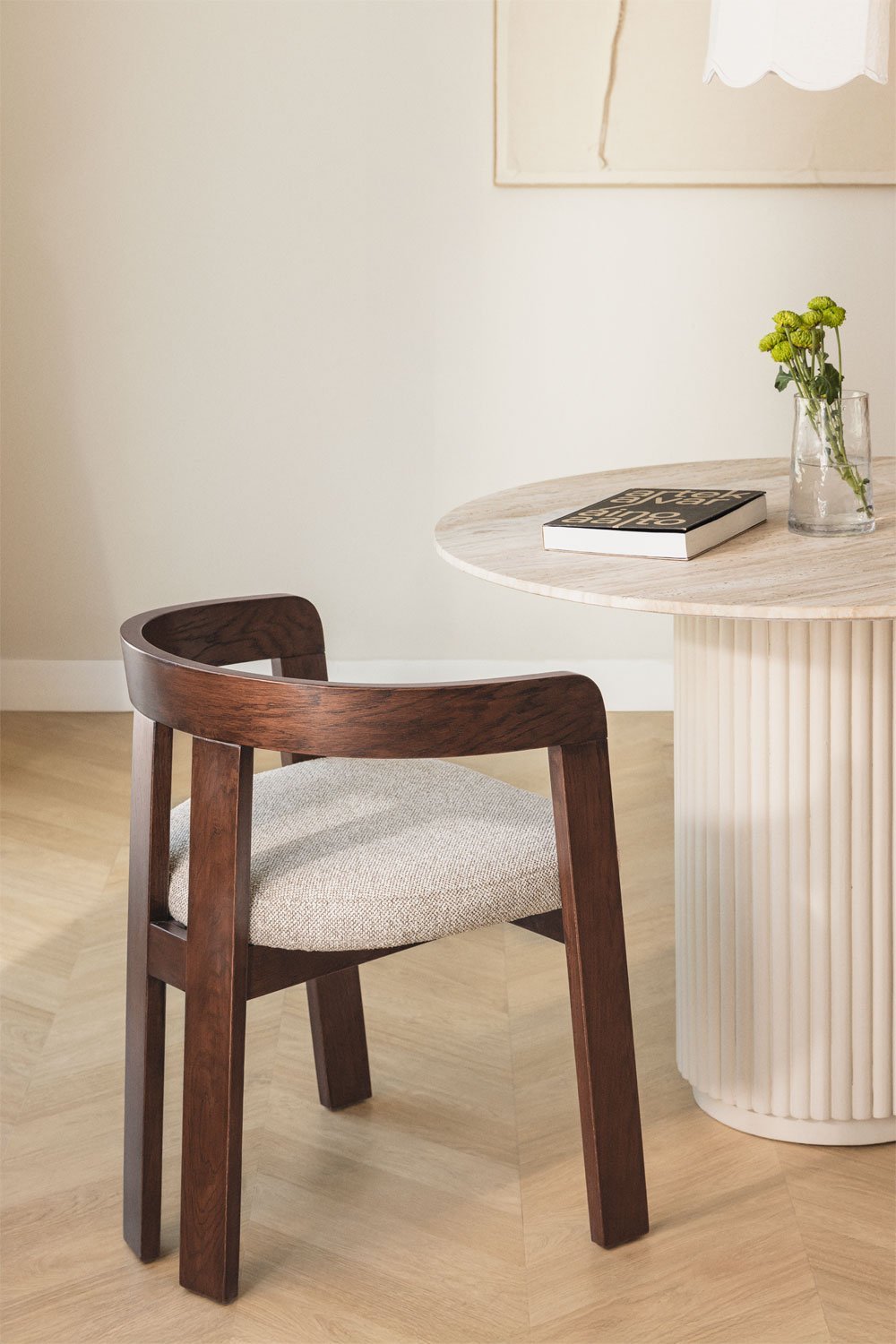 Set van 2 Yvone gestoffeerde eetkamerstoelen met houten armleuningen, galerij beeld 1