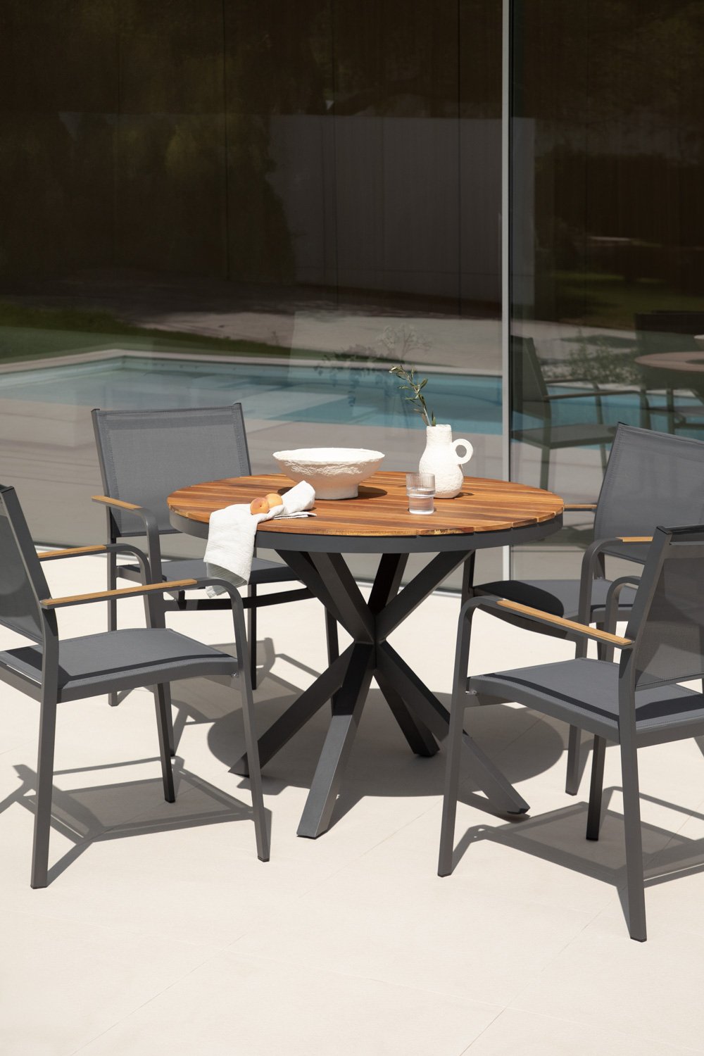 Ronde tuintafel van aluminium en eucalyptus hout Archer, galerij beeld 1