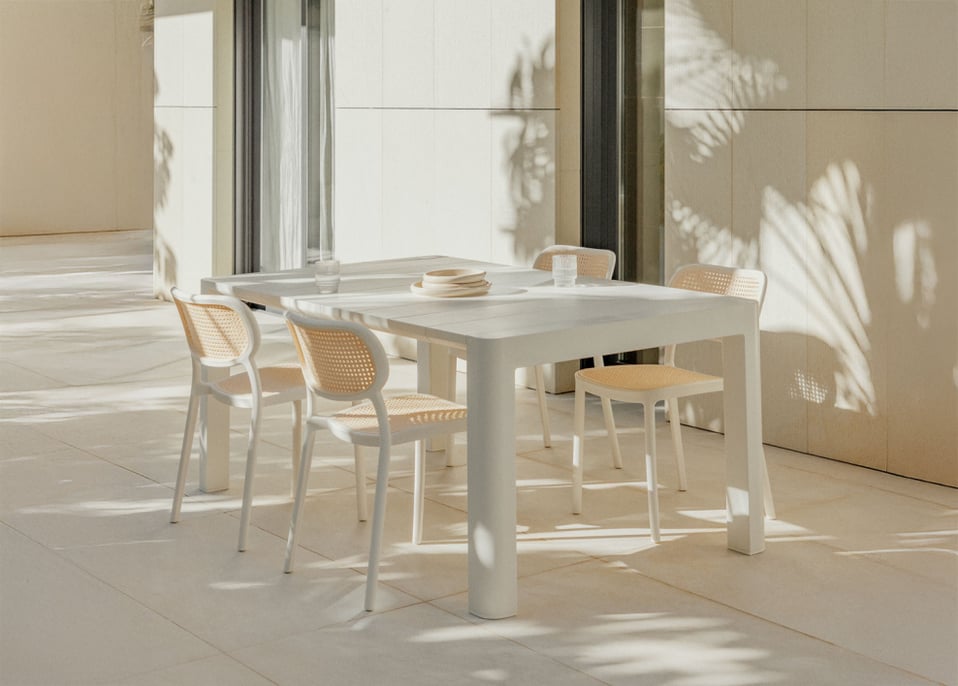 Arnadine rechthoekige tafelset (140x100 cm) en 4 Omara stapelbare tuinstoelen