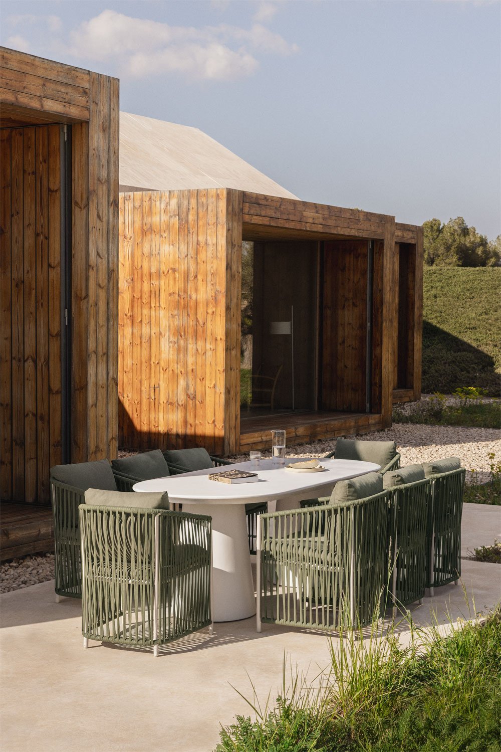 Set van 220x95 cm ovale tafel in Noemi cement en 8 Sophie tuinstoelen met aluminium armleuningen en gevlochten touw, galerij beeld 1