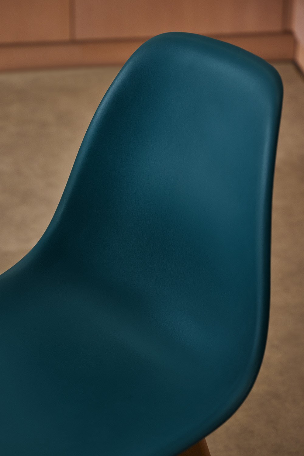 Set van 4 eetkamerstoelen in polypropyleen en beukenhout Scand Nordic, galerij beeld 2