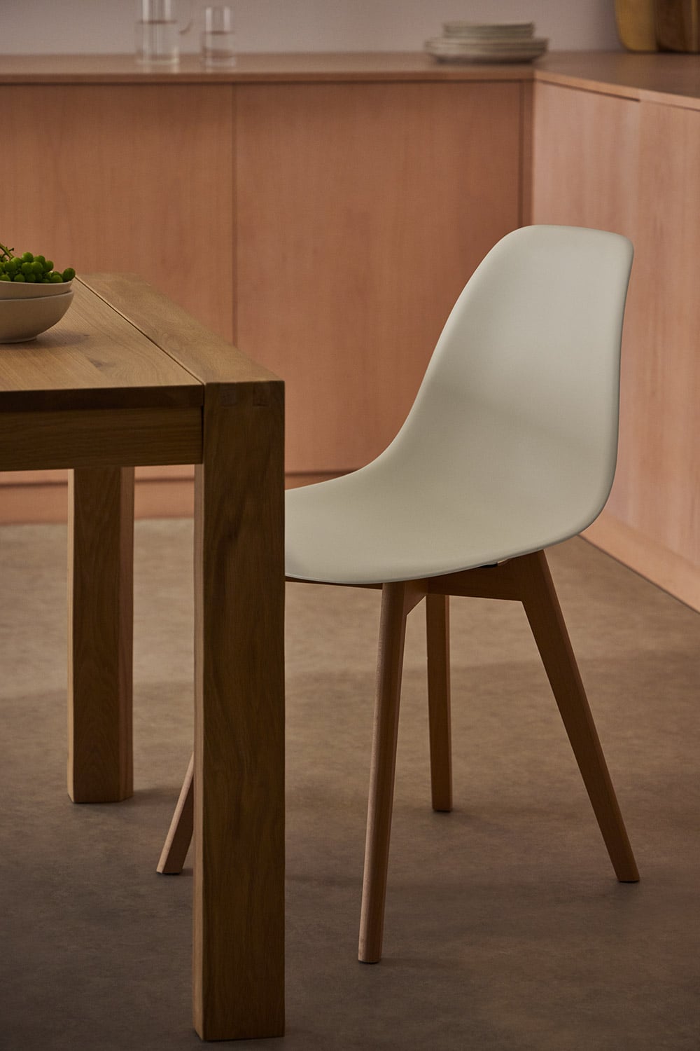 Set van 4 eetkamerstoelen in polypropyleen en beukenhout Scand Nordic, galerij beeld 1