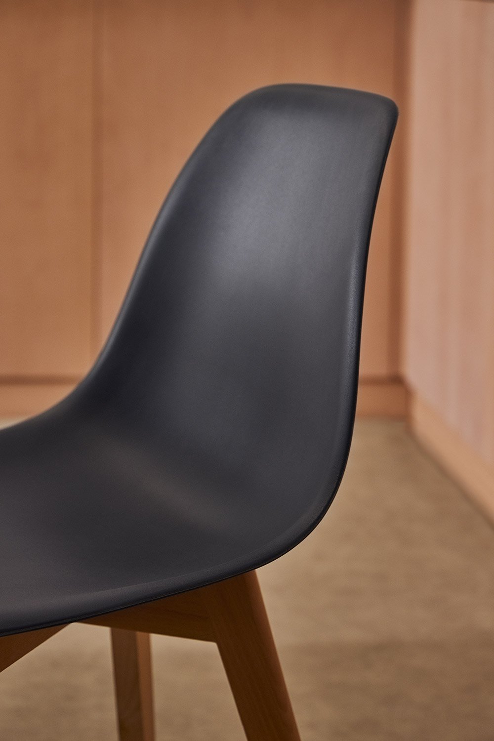 Set van 4 eetkamerstoelen in polypropyleen en beukenhout Scand Nordic, galerij beeld 2